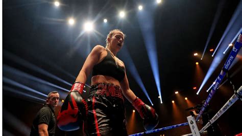 boxer flashes audience|Kingpyn Boxing results: Daniella Hemsley flashes audience after。